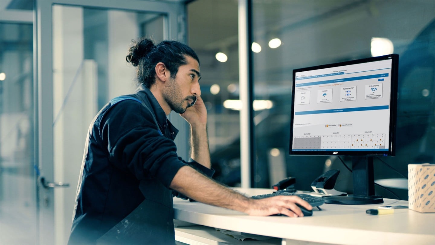 FordLiive Technician working at a computer